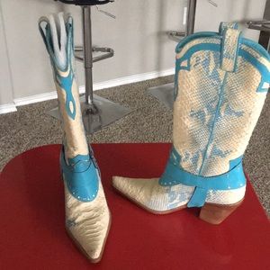 Woman’s Turquoise & cream Cowboy boots SZ 9